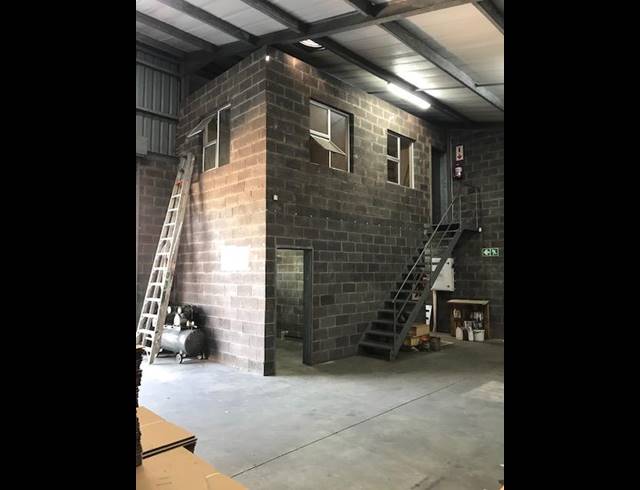 185M² WAREHOUSE RENTED IN BRIARDENE